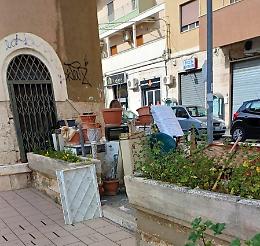 Abbandono di rifiuti ingombranti con due "svuota-cantine". Arriva la Polizia locale e scattano multe salate