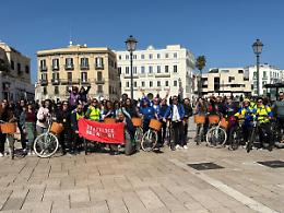 Successo per lo Street Art Bike Tour: in sella tra murales e sostenibilità. Le foto