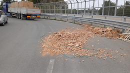 Tir perde il carico in via Cesare Battisti, traffico in tilt. Le foto