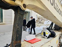Crollo della palazzina, scatta l’ordinanza di inagibilità per l'edificio confinante: “Gravi rischi strutturali”