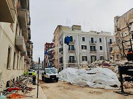 Crollo della palazzina in via de Amicis, via libera della Procura alla rimozione delle macerie