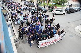 Studenti in piazza da Bari a Taranto: protesta contro il ministro Valditara e la manovra del governo