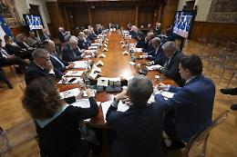 Taranto trattiene il fiato in una delle giornate più lunghe della sua storia