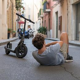 Forza un posto di blocco e fugge in monopattino: 37enne in prognosi riservata