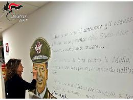 Il volto del Generale Dalla Chiesa dipinto nel Comando provinciale Bat dei carabinieri