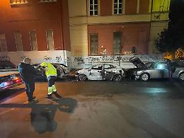 Notte di fuoco: tre auto in fiamme in via Viola
