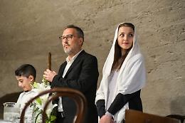 Il Rito dei Santi con una donna ucraina ed un ragazzo del Camerun. Le foto 