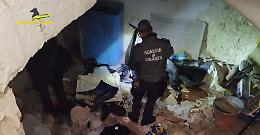 Droga, armi e divise dei Carabinieri rubate: blitz della Finanza a Molfetta. Le foto