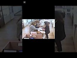 Furto in gioielleria ad Adelfia, il video diventa virale: rubate collane d’oro per migliaia di euro