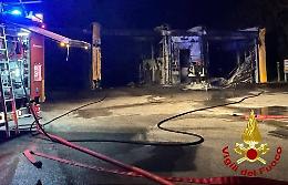Devastato dalle fiamme nella notte un autolavaggio a Castellana Grotte