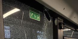 Sassi e bottiglie contro un autobus, ferita una donna