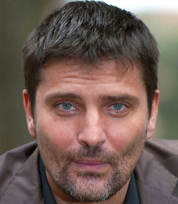 Lorenzo Flaherty protagonista a Martina Franca: equivoci e colpi di scena al Teatro Verdi