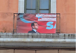 Striscione su Palazzo di Città per chiedere la libertà del sindaco di Istanbul