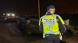 Perde il controllo dell’auto e si schianta sulla Tangenziale. Le foto