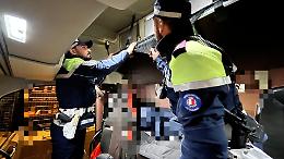 Guida per 23 ore in un giorno. Raffica di controlli stradali: sanzioni su tir e ciclomotori. Le foto