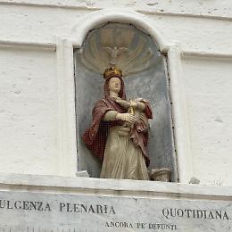 La testa del Bambino Gesù trovata mozzata, danneggiata la statua della Madonna del Pozzo di Capurso. Le foto 