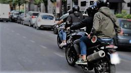 Calci e pugni ai poliziotti e scatenano un pitbull: arrestati due fratelli, uno accusato anche di calunnia