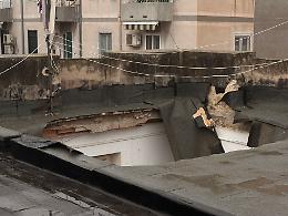 Miracolo a Taranto, crolla parte del solaio nella notte: salvo un neonato. I video e le foto