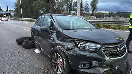 Si schianta sul guard-rail, grave una donna 
