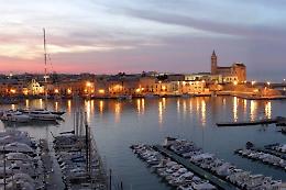 Auto lanciata contro i tavolini sul porto di Trani, notte di paura
