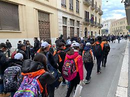 A scuola a piedi, parte da Bari il “Piedibus” per studenti più consapevoli. Le foto