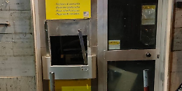Assalto notturno al bancomat: esplosione in via Canosa, danni anche alle auto