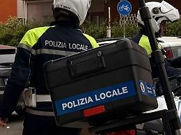 Donna travolta da una moto in centro, il centauro bloccato da un passante