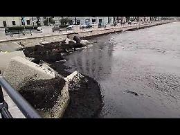Un odore acre invade il lungomare, colpa del caldo e della posidonia in decomposizione. Il video