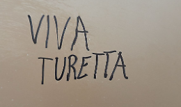 Scritte shock sui muri del liceo Casardi di Barletta, esplode la protesta degli studenti