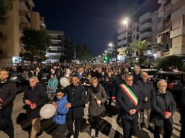 Oltre 1.000 persone in silenzio per Rosa, Margherita e il bambino mai nato. Le foto