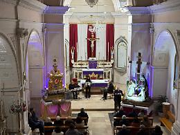 La "Via Crucis in Recital" incanta tra spiritualità, musica e poesia