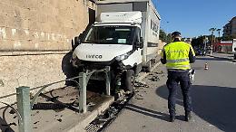 Paura a Taranto, camion fuori controllo travolge il marciapiede su viale Jonio. Foto e video
