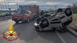 Auto si ribalta dopo l'incidente, donna estratta dai vigili del fuoco