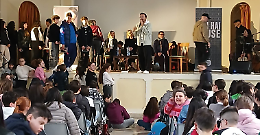 Andrea Sannino emoziona gli studenti di Trinitapoli: musica e parole per inseguire i sogni