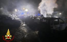 Inferno nella notte: incendio devasta concessionaria, distrutte 16 auto