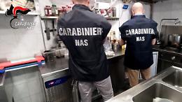 Dolci pasquali tra prodotti scaduti e insetti, scattano i sequestri del Nas
