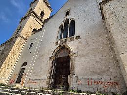 Sfregiata la facciata della chiesa di San Francesco: "Offesa all’intera città"
