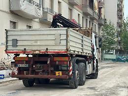 Via alle operazioni nell’area del crollo: mezzi in azione per rimuovere le macerie. Le foto