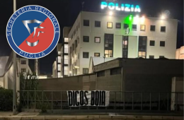 Striscioni contro la Digos, insulti nella notte davanti alla Questura