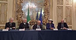 Un ulivo per ricordare le missioni di pace: la città abbraccia il messaggio della Terra Santa