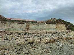 “Falesia distrutta a Trani sud”: l’allarme di Oikos contro i lavori sul litorale delle Matinelle. Le foto