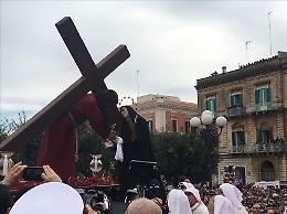 L'atteso "bacio" del Venerdì Santo si svolgerà tra via Imbriani e piazza Vittorio Emanuele II
