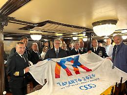 La bandiera di Taranto 2026 in viaggio con Nave Vespucci. Il video