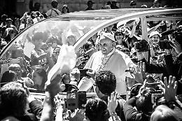 Lutto regionale in Puglia per la morte di Papa Francesco: bandiere a mezz’asta fino al 26 aprile