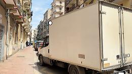 Ruba un camion e si schianta contro tre auto: fuga rocambolesca a Taranto