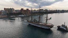 L'Amerigo Vespucci salpa da Taranto, salutata da 50.000 visitatori
