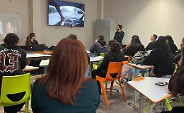 Sicurezza stradale, la Polizia tra i banchi, gli agenti incontrano gli studenti. Le foto
