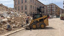 Palazzina crollata, partite le operazioni di rimozione delle macerie: 30 giorni per completare l’intervento