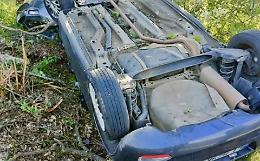 Poliziotto di Taranto si lancia tra i rottami di un'auto per salvare una giovane