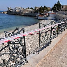 Vandali a Cala  Capo Colonna: distrutta la ringhiera appena ripristinata. Il video e le foto